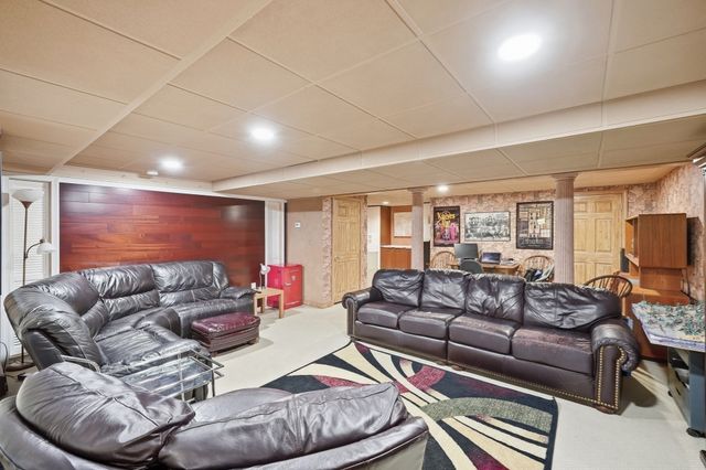 24 Goodnow Ln, Framingham, MA 01702