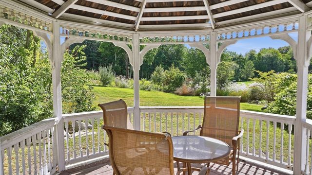 24 Goodnow Ln, Framingham, MA 01702
