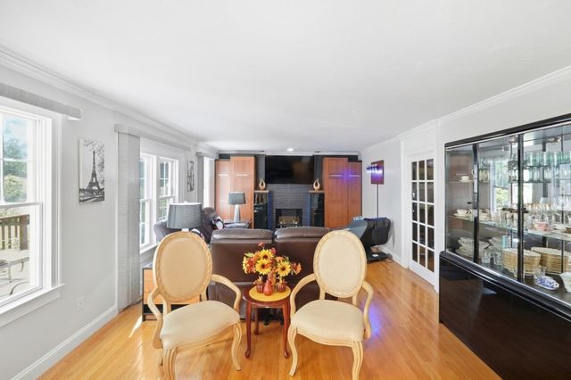 24 Goodnow Ln, Framingham, MA 01702