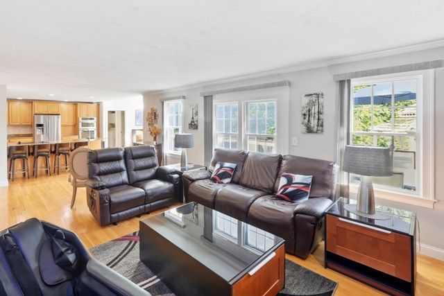 24 Goodnow Ln, Framingham, MA 01702