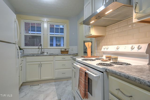 1009 West Sullivan Street, Kingsport, TN 37660