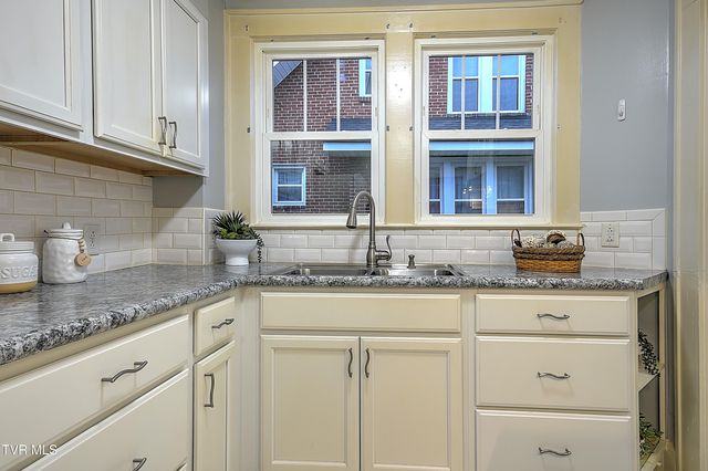 1009 West Sullivan Street, Kingsport, TN 37660
