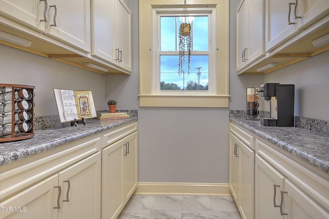1009 West Sullivan Street, Kingsport, TN 37660