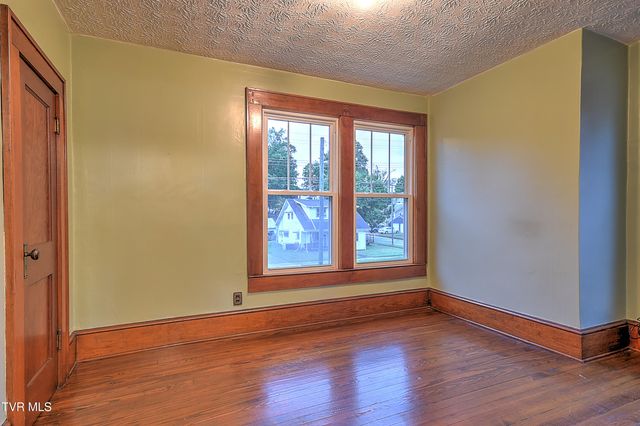 1009 West Sullivan Street, Kingsport, TN 37660