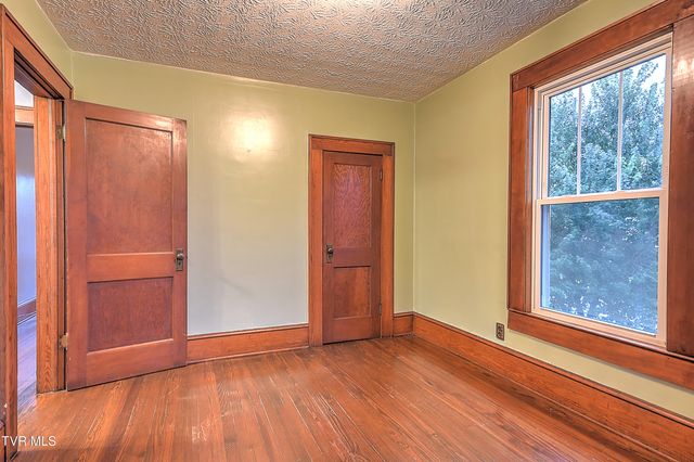 1009 West Sullivan Street, Kingsport, TN 37660