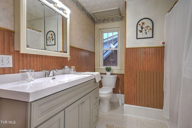 1009 West Sullivan Street, Kingsport, TN 37660