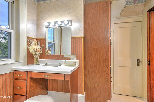 1009 West Sullivan Street, Kingsport, TN 37660
