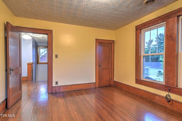 1009 West Sullivan Street, Kingsport, TN 37660