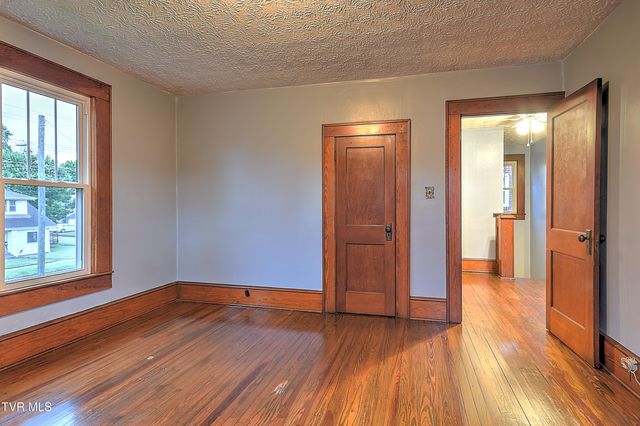 1009 West Sullivan Street, Kingsport, TN 37660