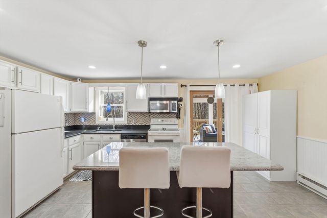 14 Woodland Rd, Uxbridge, MA 01569