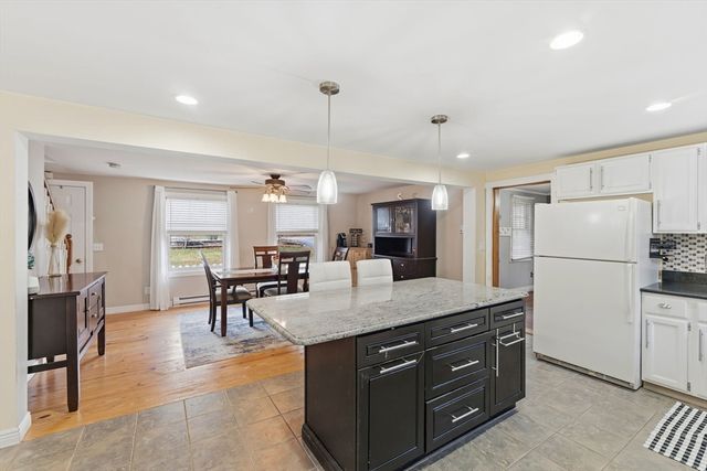 14 Woodland Rd, Uxbridge, MA 01569