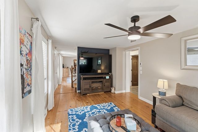 14 Woodland Rd, Uxbridge, MA 01569