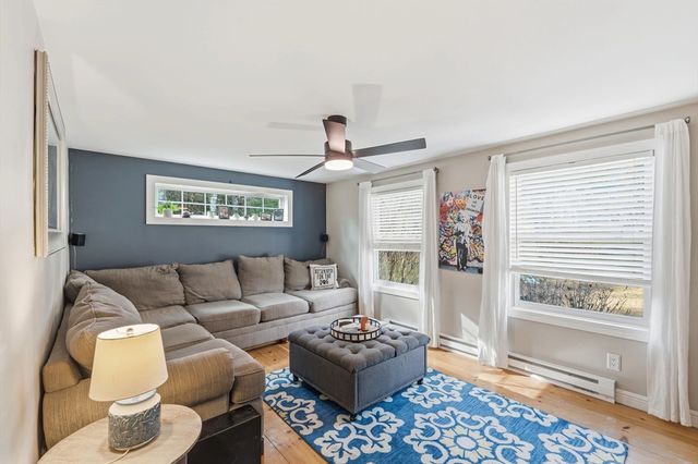 14 Woodland Rd, Uxbridge, MA 01569