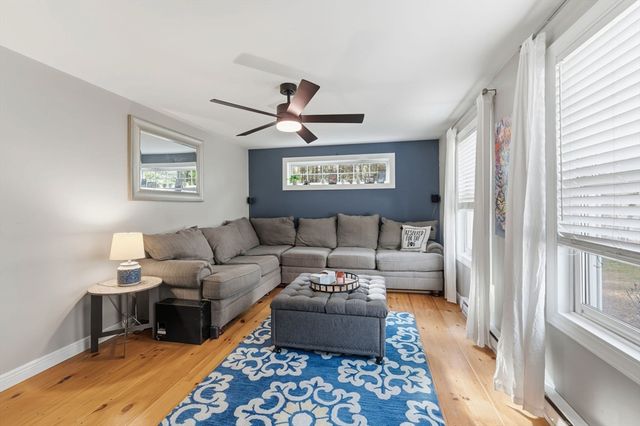 14 Woodland Rd, Uxbridge, MA 01569