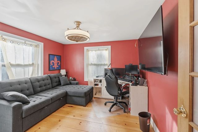 14 Woodland Rd, Uxbridge, MA 01569