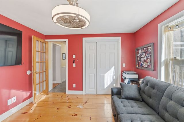 14 Woodland Rd, Uxbridge, MA 01569