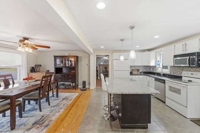 14 Woodland Rd, Uxbridge, MA 01569