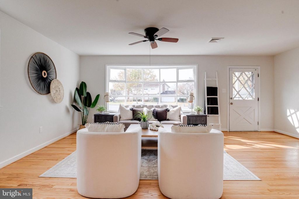 Image 10 of property listing at 13 PALMA CT, Parkville, MD 21234