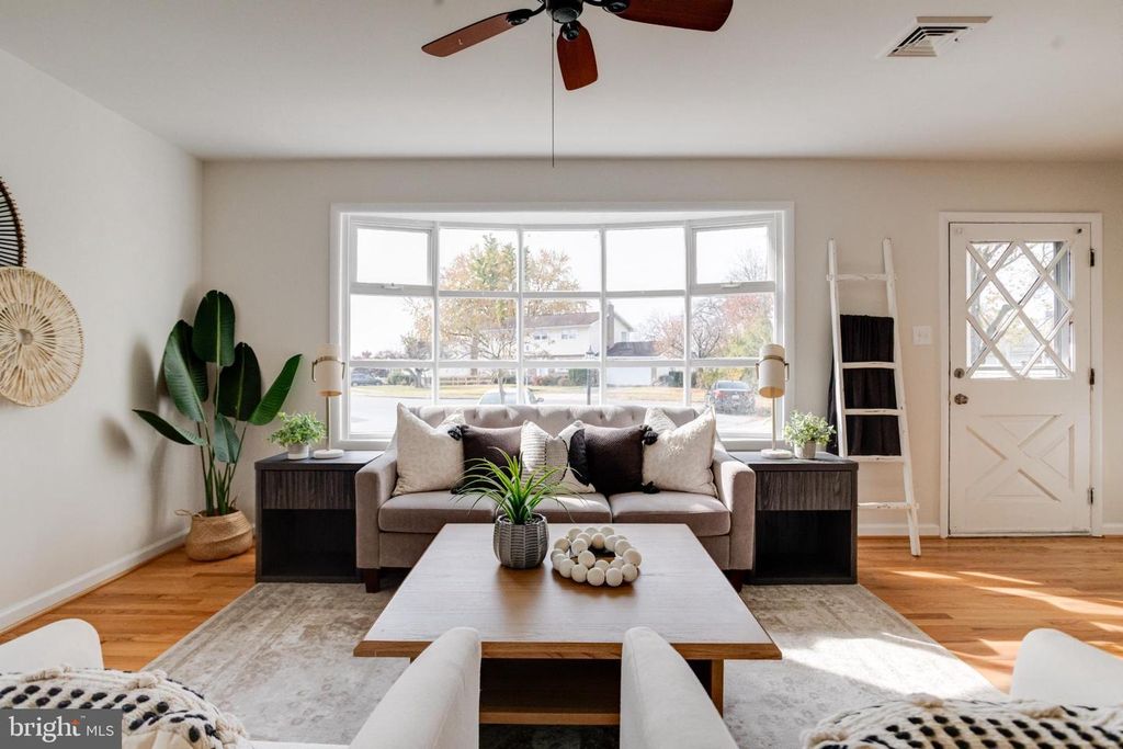 Image 11 of property listing at 13 PALMA CT, Parkville, MD 21234