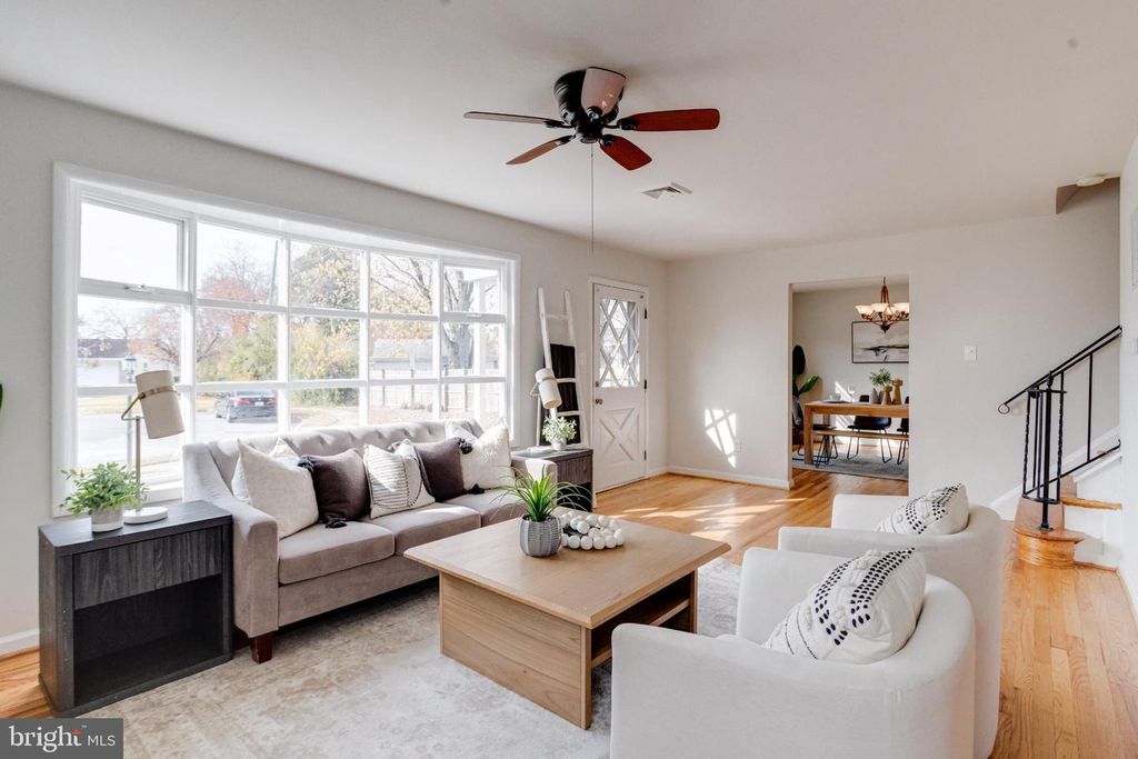 Image 12 of property listing at 13 PALMA CT, Parkville, MD 21234