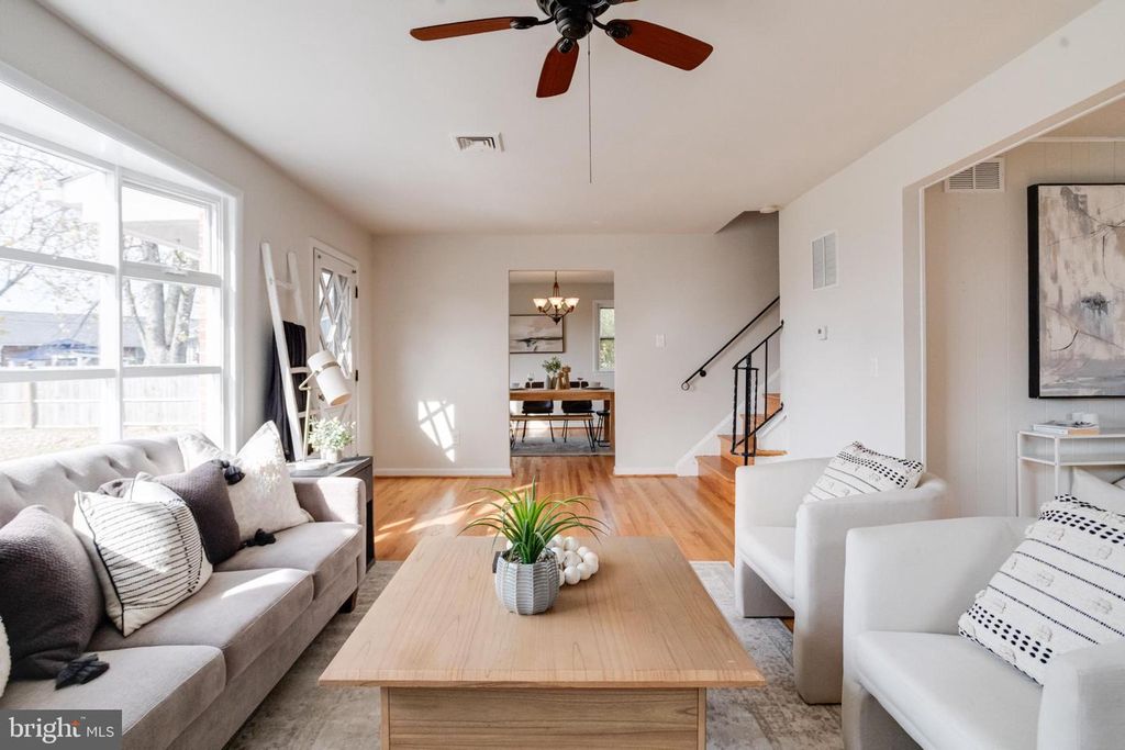 Image 13 of property listing at 13 PALMA CT, Parkville, MD 21234