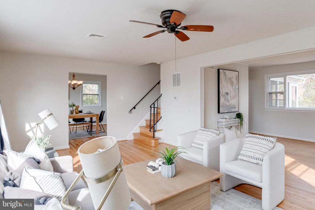 Image 14 of property listing at 13 PALMA CT, Parkville, MD 21234