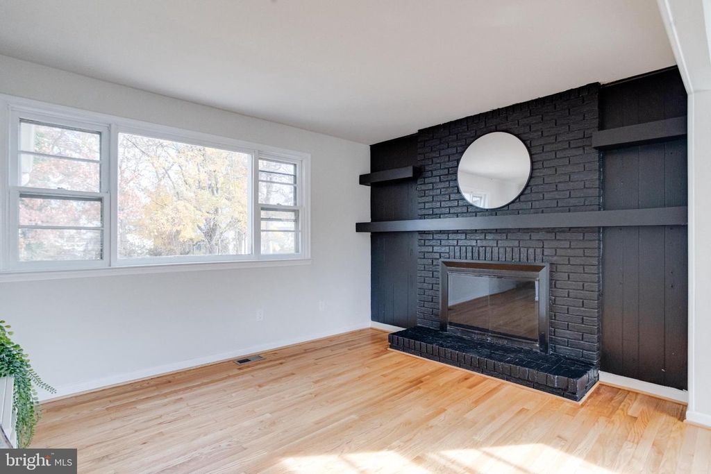 Image 15 of property listing at 13 PALMA CT, Parkville, MD 21234