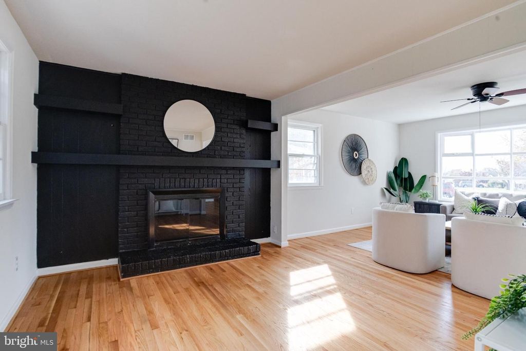 Image 18 of property listing at 13 PALMA CT, Parkville, MD 21234