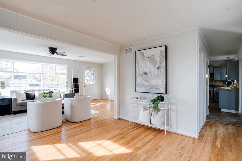 Image 19 of property listing at 13 PALMA CT, Parkville, MD 21234