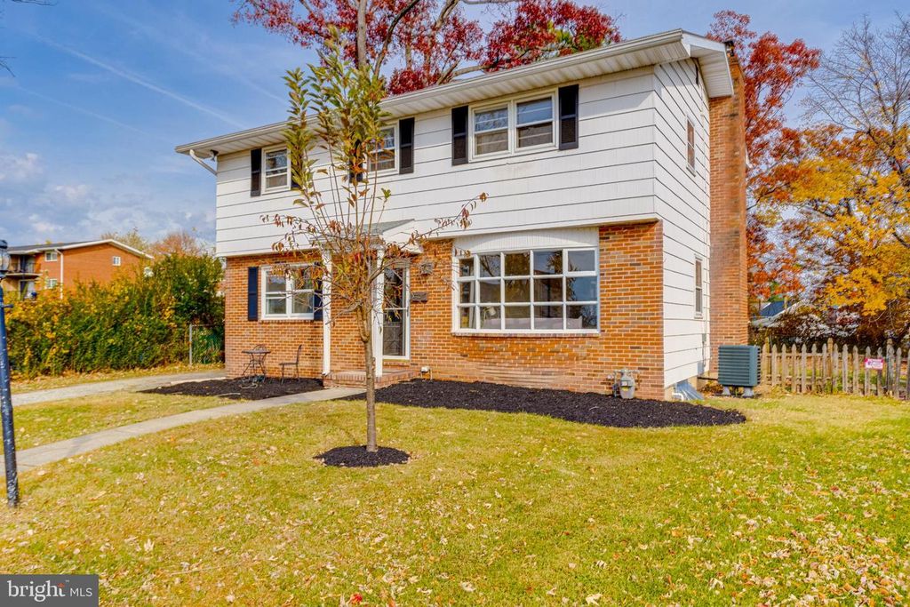 Image 2 of property listing at 13 PALMA CT, Parkville, MD 21234