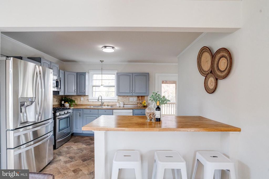 Image 24 of property listing at 13 PALMA CT, Parkville, MD 21234