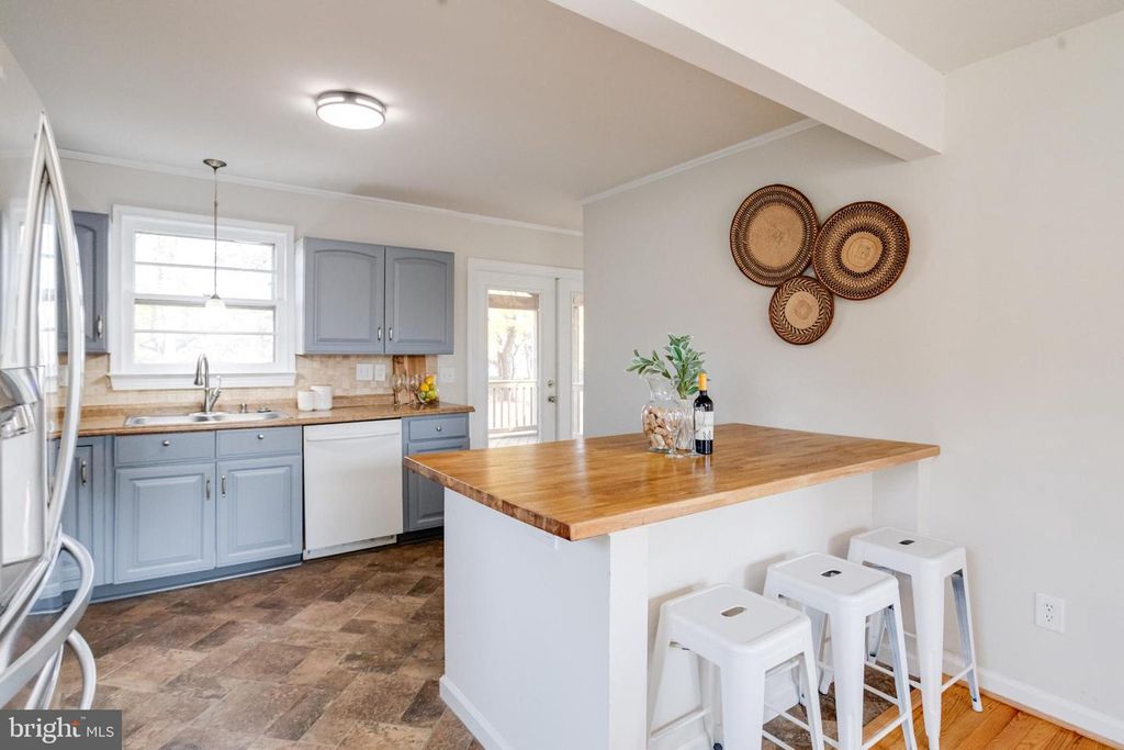 Image 25 of property listing at 13 PALMA CT, Parkville, MD 21234