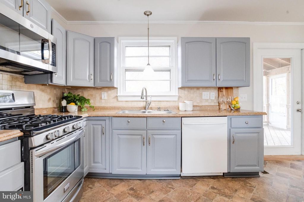 Image 26 of property listing at 13 PALMA CT, Parkville, MD 21234