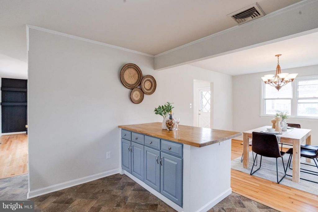 Image 27 of property listing at 13 PALMA CT, Parkville, MD 21234