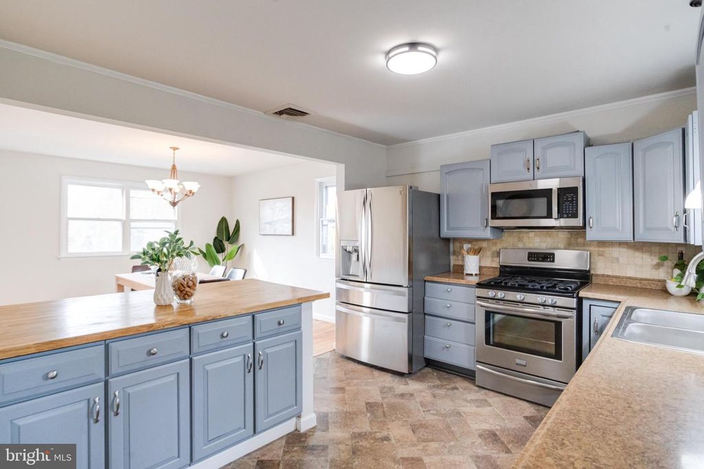 Image 28 of property listing at 13 PALMA CT, Parkville, MD 21234