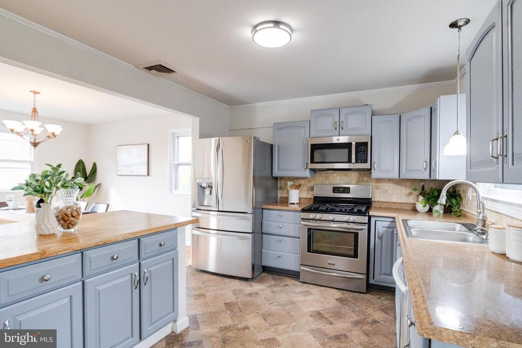 Image 29 of property listing at 13 PALMA CT, Parkville, MD 21234