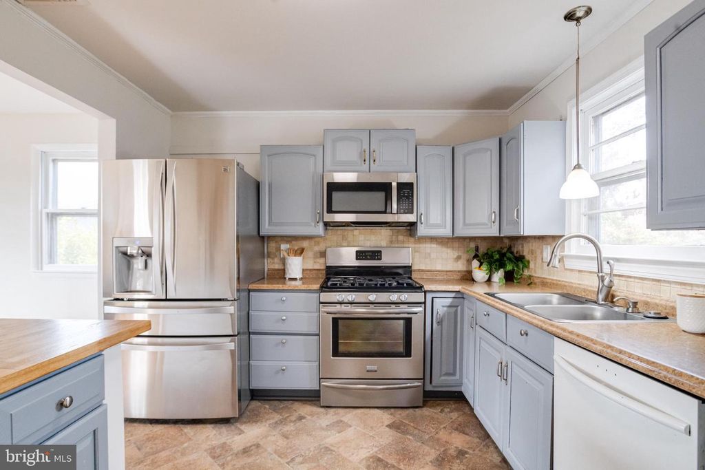 Image 30 of property listing at 13 PALMA CT, Parkville, MD 21234