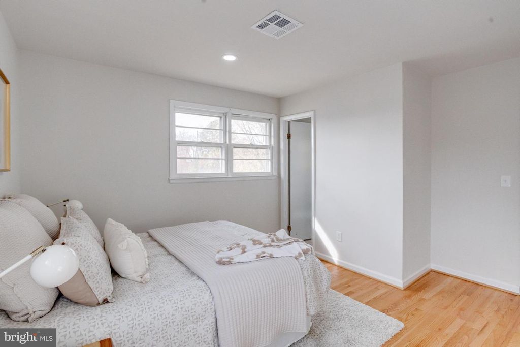 Image 38 of property listing at 13 PALMA CT, Parkville, MD 21234