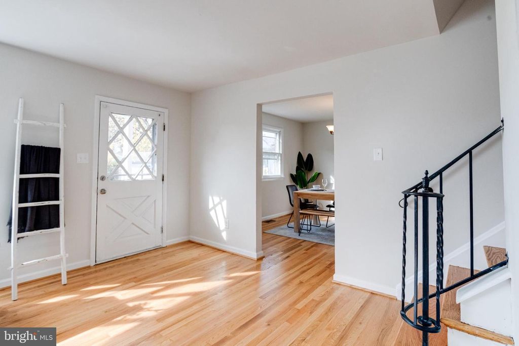 Image 4 of property listing at 13 PALMA CT, Parkville, MD 21234