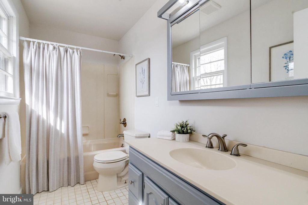 Image 40 of property listing at 13 PALMA CT, Parkville, MD 21234