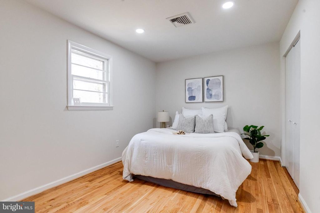 Image 43 of property listing at 13 PALMA CT, Parkville, MD 21234