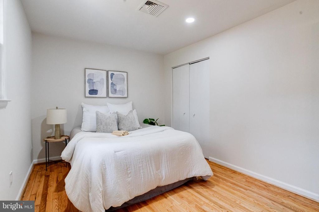 Image 45 of property listing at 13 PALMA CT, Parkville, MD 21234