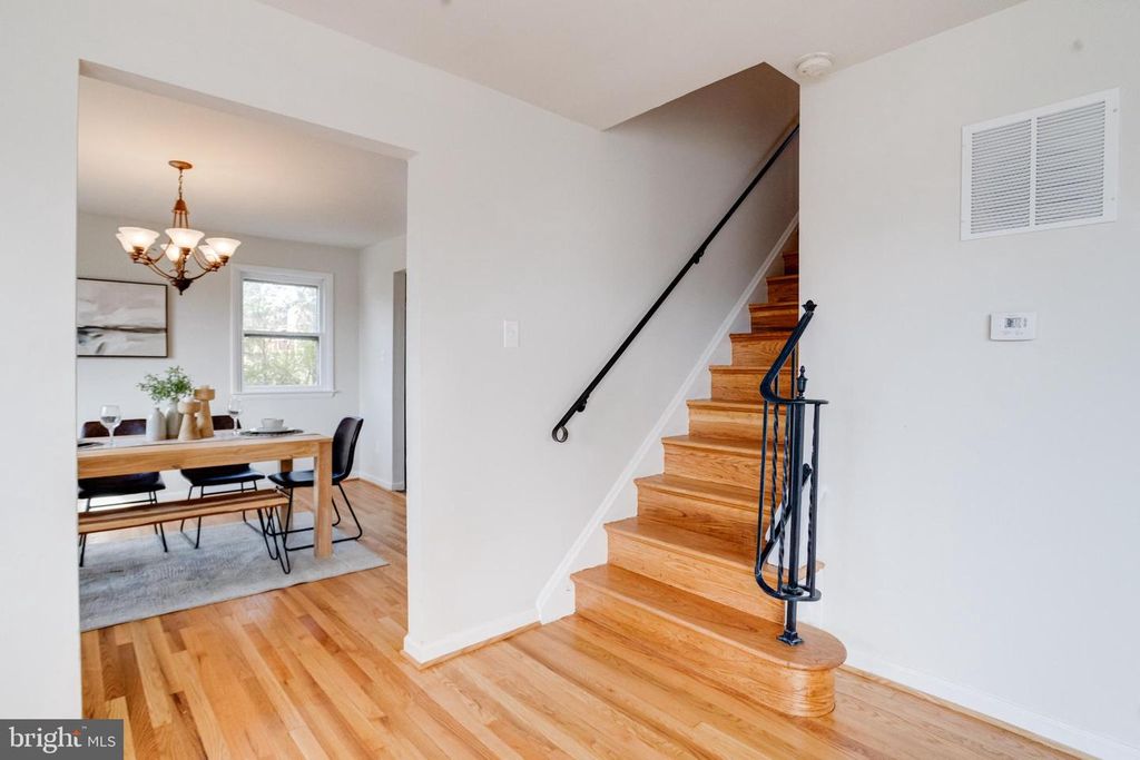 Image 5 of property listing at 13 PALMA CT, Parkville, MD 21234