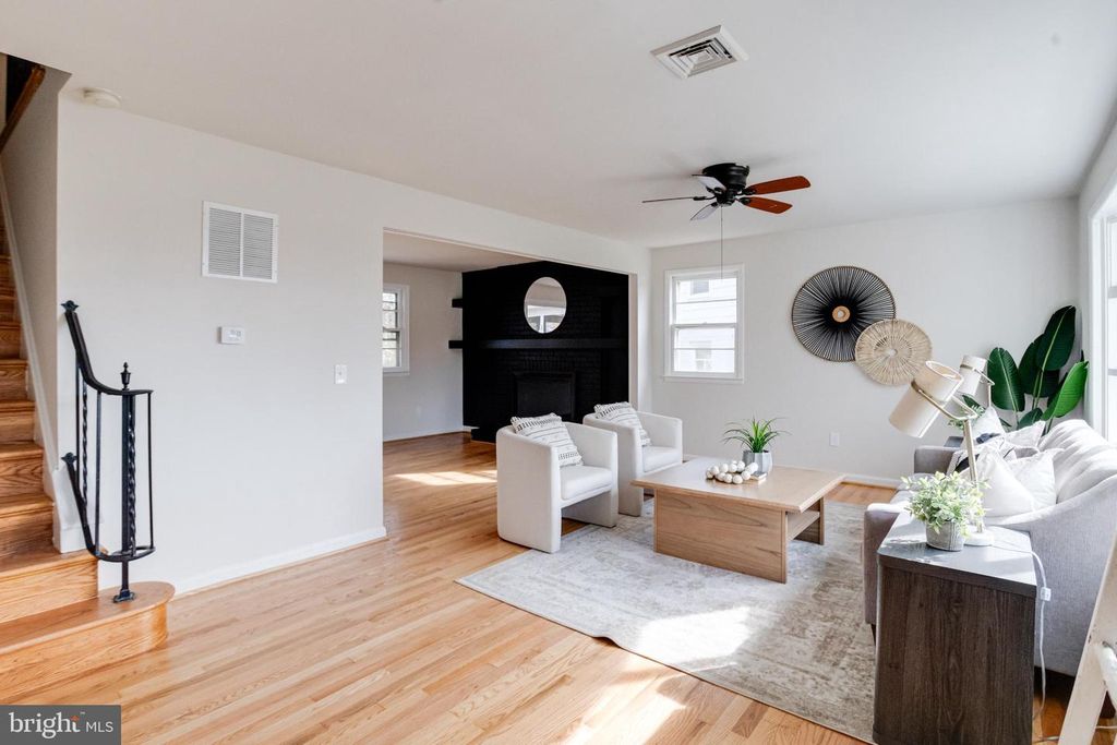 Image 6 of property listing at 13 PALMA CT, Parkville, MD 21234