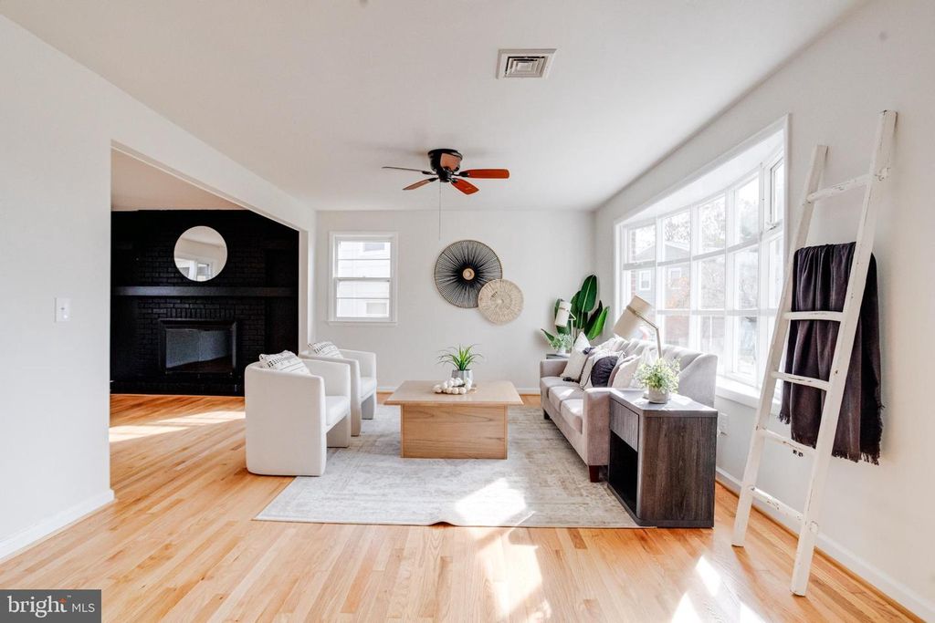 Image 7 of property listing at 13 PALMA CT, Parkville, MD 21234