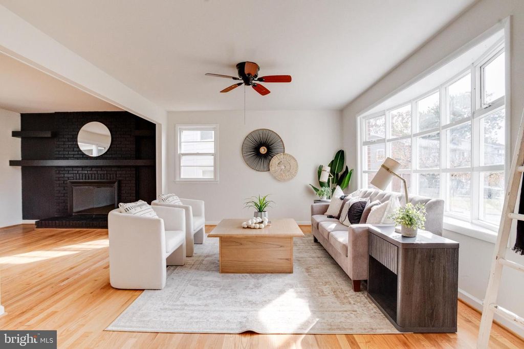 Image 8 of property listing at 13 PALMA CT, Parkville, MD 21234