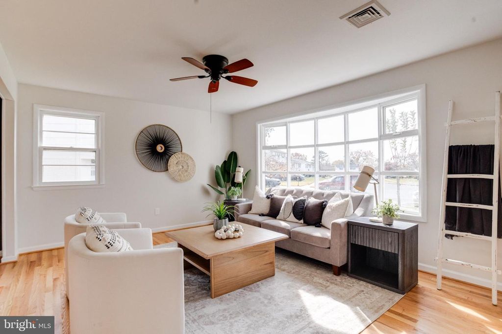 Image 9 of property listing at 13 PALMA CT, Parkville, MD 21234