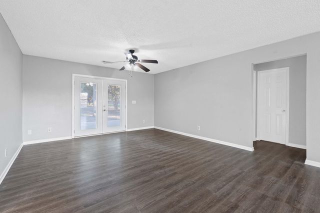 1255 Lovers LN, Bastrop, TX 78602