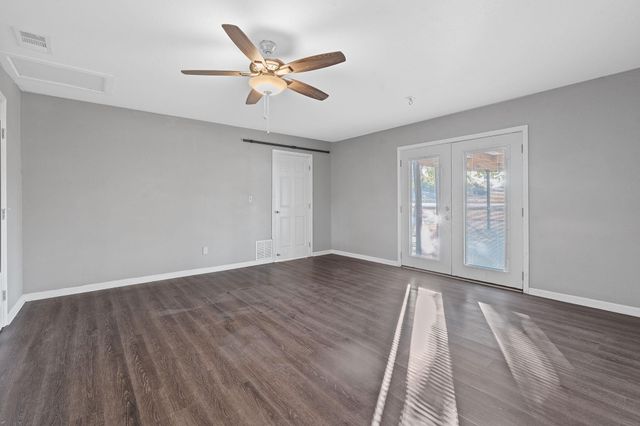1255 Lovers LN, Bastrop, TX 78602