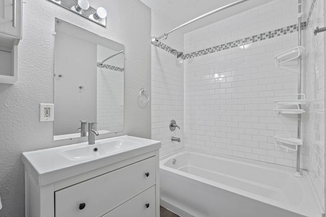 1255 Lovers LN, Bastrop, TX 78602